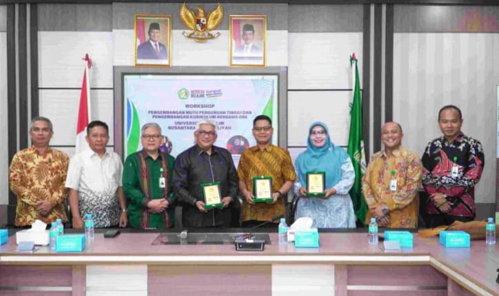 WORKSHOP: Dr H Firmansyah MSi (3 kiri) bersama nara sumber workshop serta ketua senat dan tiga wakil rektor UMN Al-Washliyah. (ISTIMEWA/SUMUT&nbsp;POS)