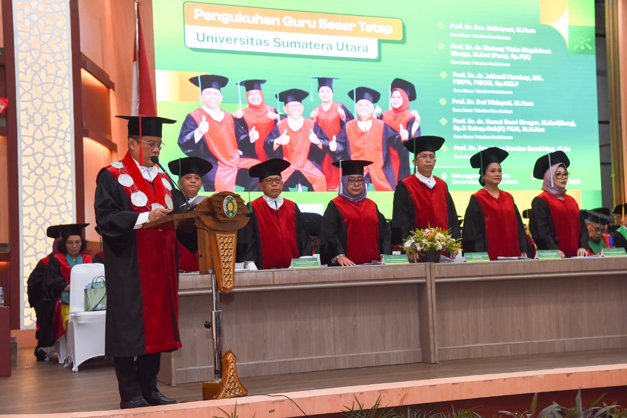 DIKUKUHKAN: Universitas Sumatera Utara saat mengukuhkan enam guru besar tetap di Gelanggang Mahasiswa USU, Senin (17/2). (Dokumen Humas USU)