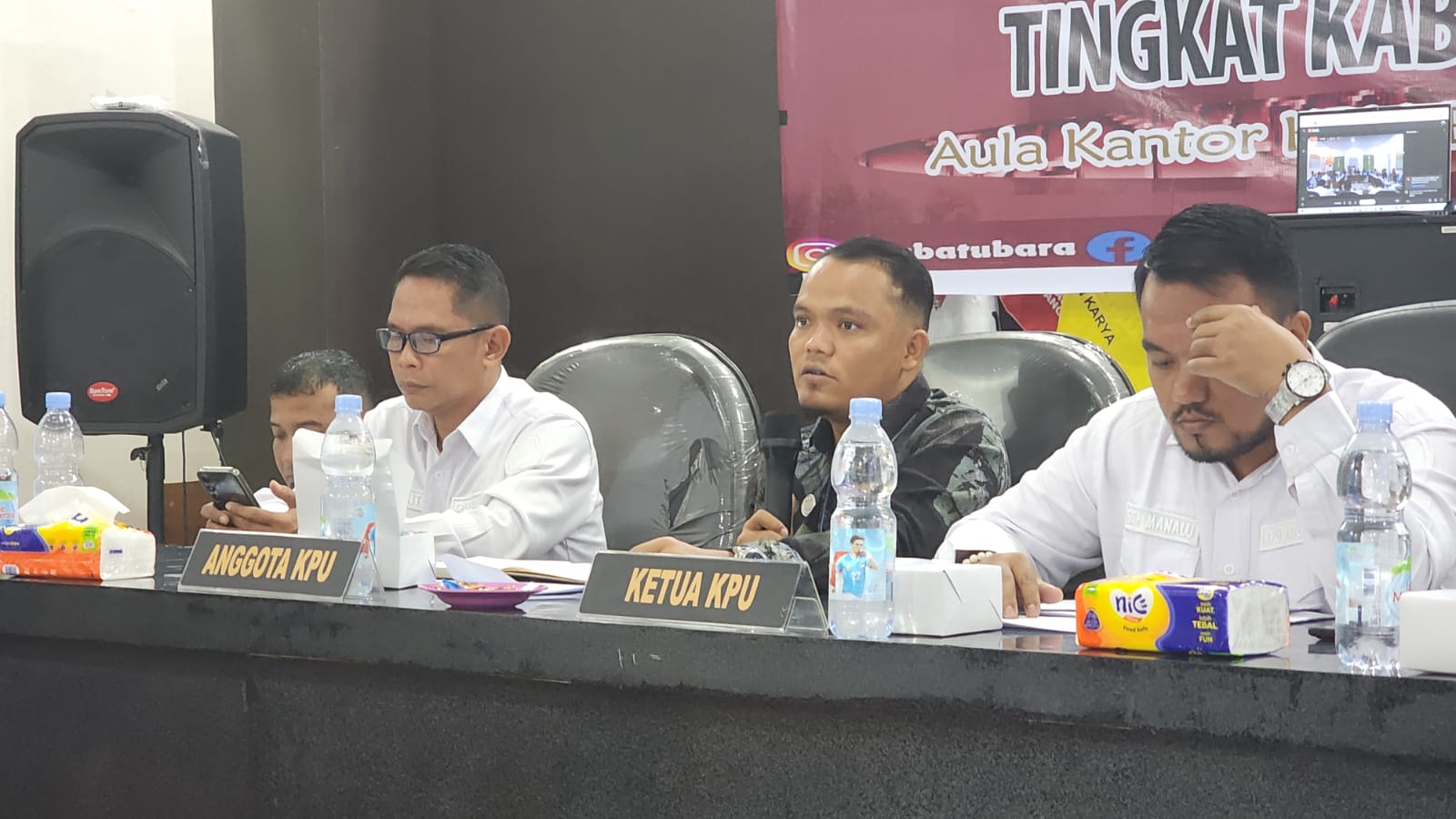 FGD: Ketua KPU  Batubara Erwin didampingi Komisioner KPU lainnya saat  membuka kegiatan  Focus Discussion  Group (FDG) terhadap Penyusunan  Laporan Evaluasi Pemilihan Tahun 2024, Senin(17/2/2025).