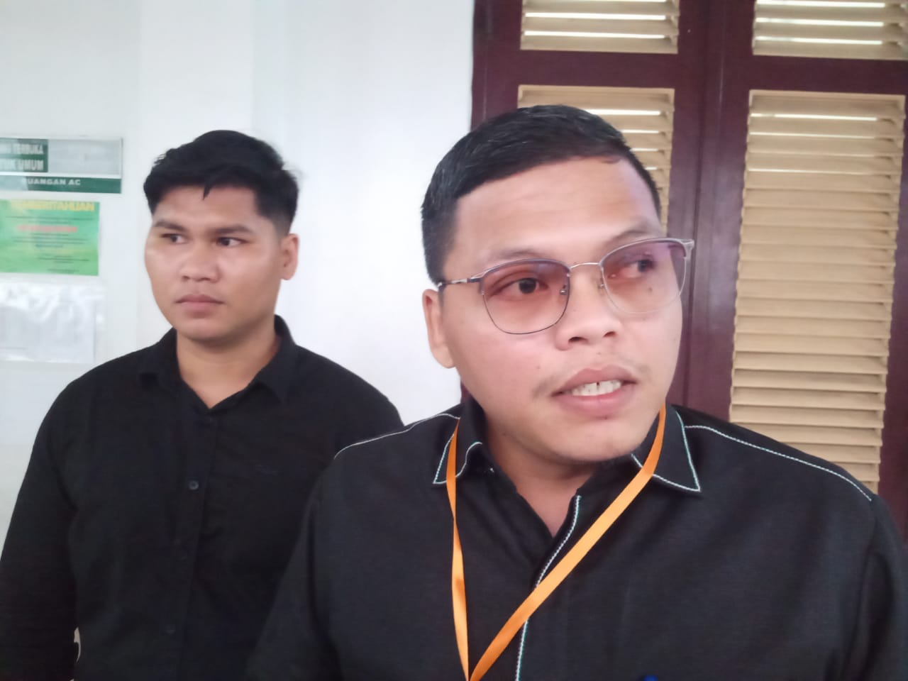 BERI KETERANGAN: Johannes M Turnip selaku Ketua Tim Penasihat Hukum (PH) terdakwa Yenny, memberikan keterangan usai persidangan di PN Medan, Senin (17/2/2025) sore. AGUSMAN/SUMUT&nbsp;POS