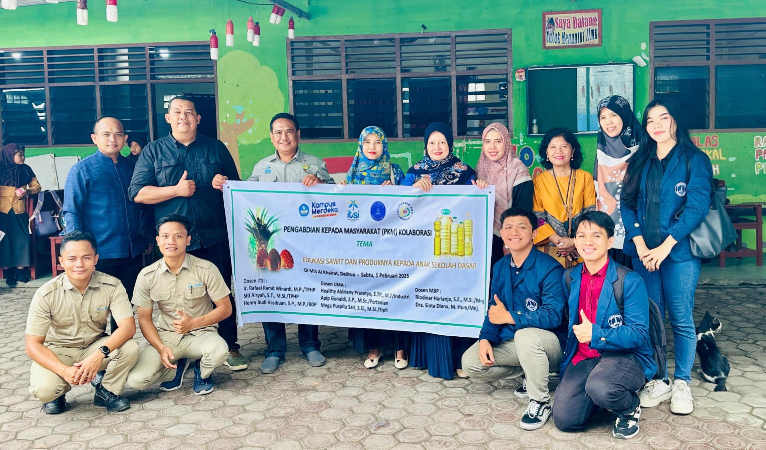 TIGA KAMPUS: Kolaborasi PKM UMA, ITSI dan Politeknik MBP Edukasi Sawit dan Produknya di MIS Al Khairat Delitua.&nbsp;(ISTIMEWA)