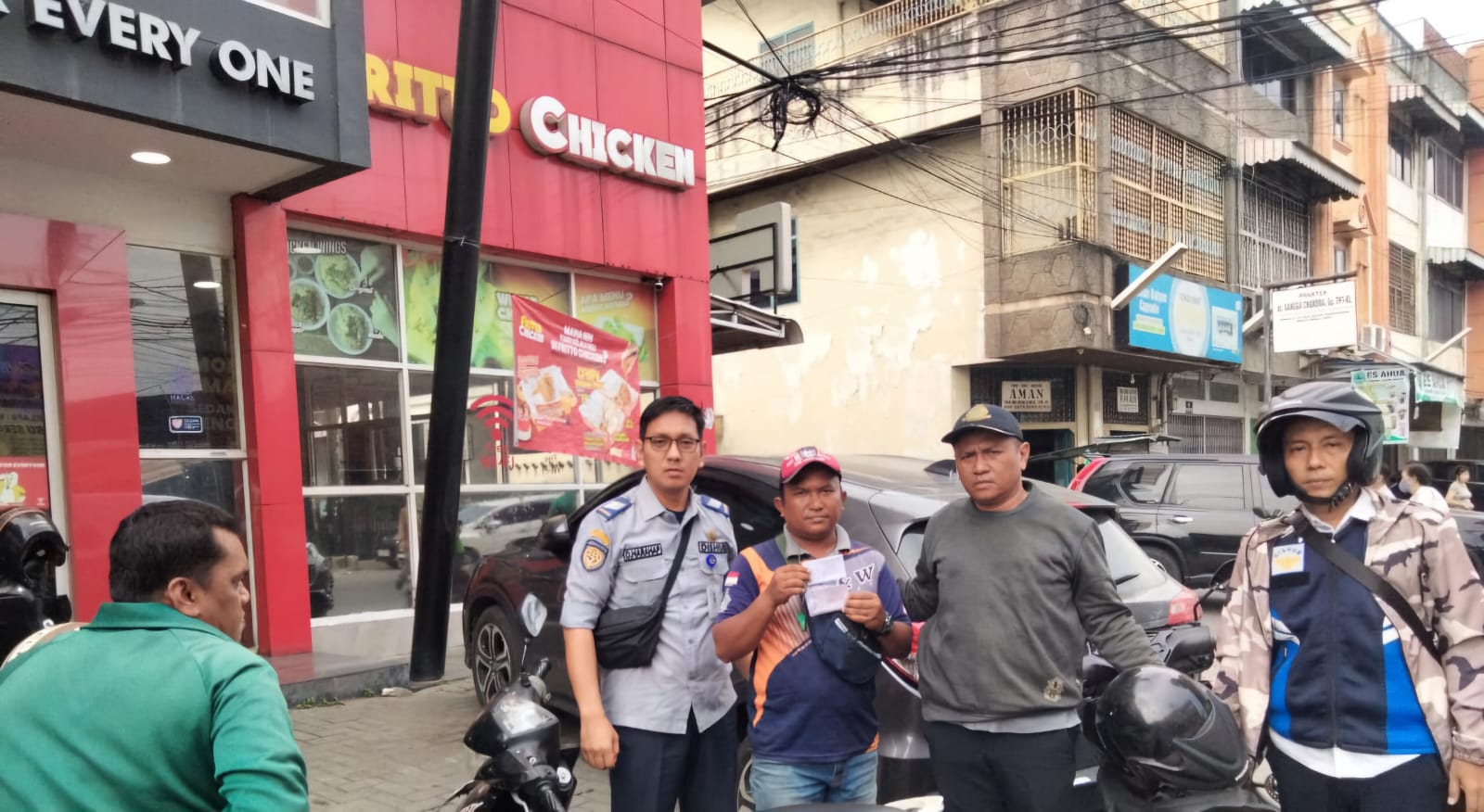 RAZIA: Dinas Perhubungan Medan melakukan razia kacis parkir&nbsp;bodong.