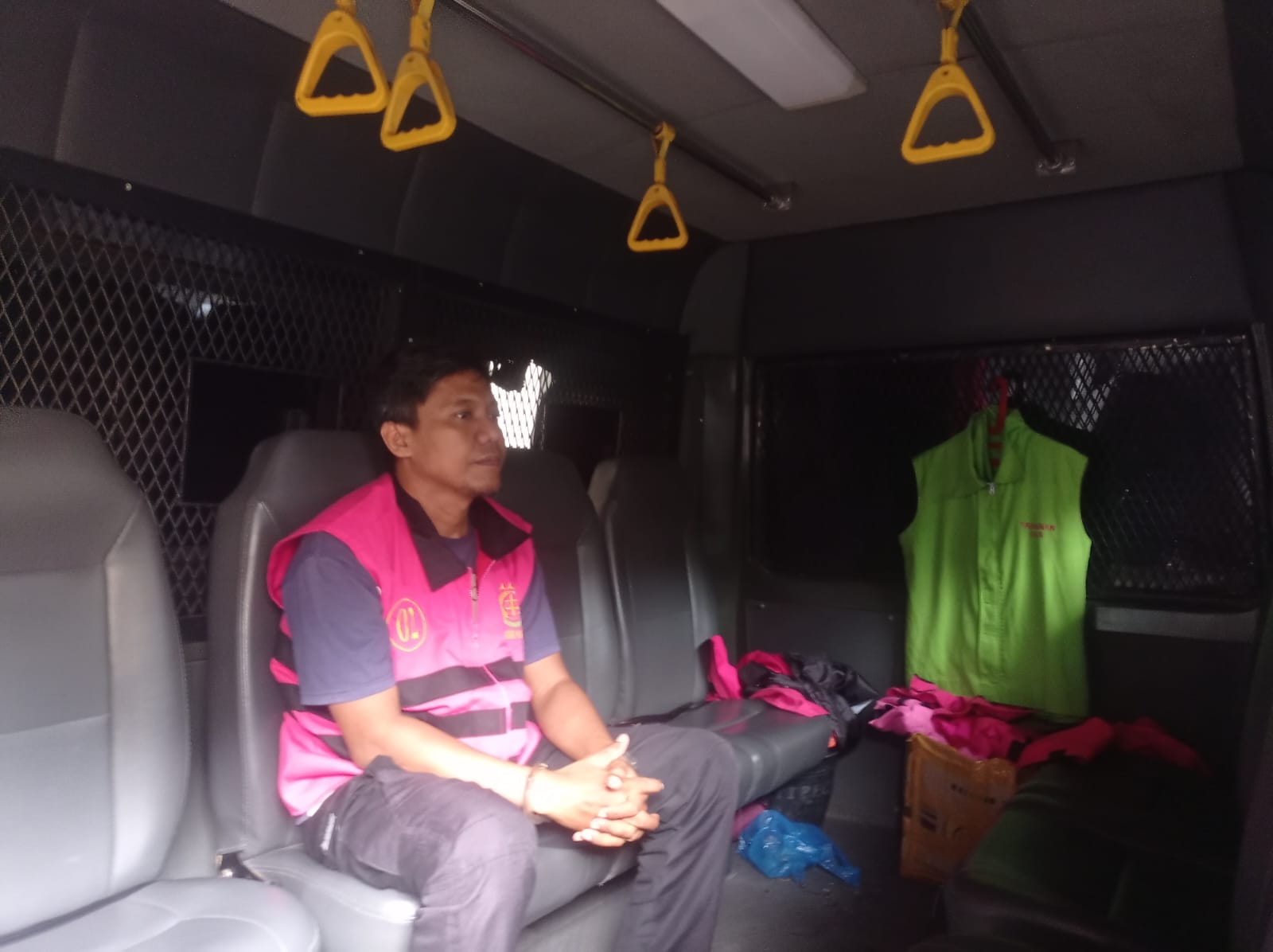 DIAMANKAN: Direktur CV Wastu Cipta Konsultan (WCK), IS tersangka dugaan korupsi di Madina, yang diamankan tim kejaksaan. (ISTIMEWA/SUMUT&nbsp;POS)