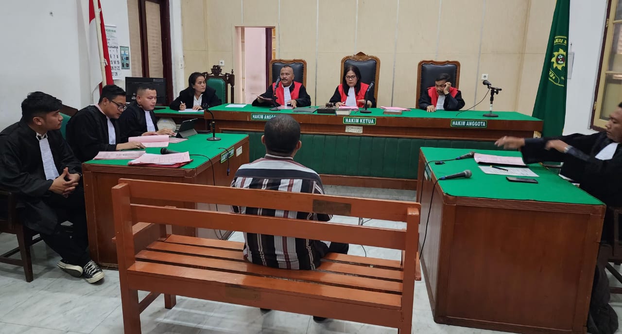 SIDANG: Mantan Kadis Kominfo Taput, Polmudi Sagala terdakwa kasus korupsi menjalani sidang dakwaan di Pengadilan Tipikor Medan, Selasa (18/2). AGUSMAN/SUMUT&nbsp;POS