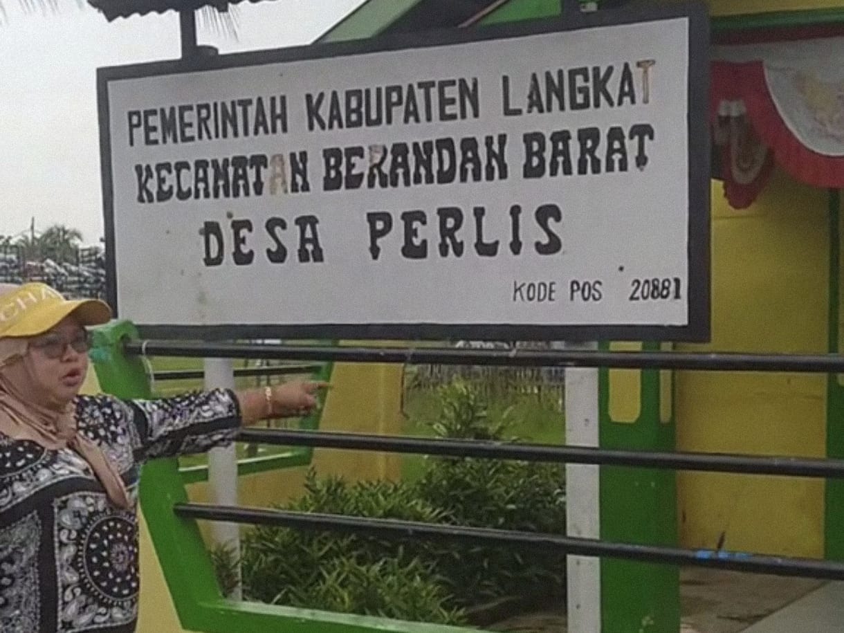 UNJUKRASA:  Nelayan Desa Perlis berunjurasa di kantor pemerintahan desa yang tidak digubris perangkatnya. (Istimewa/Sumut Pos)