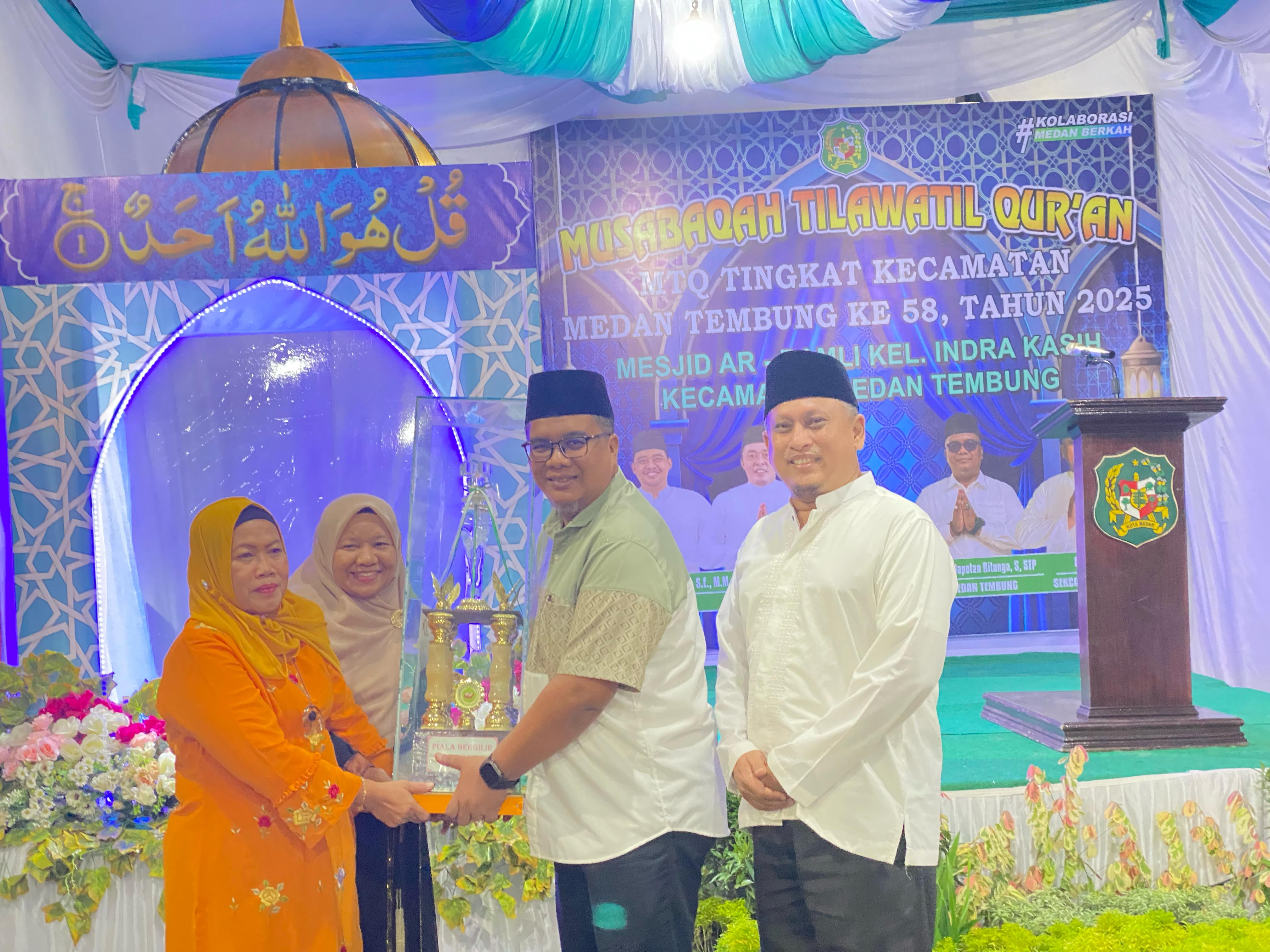 TERIMA: Lurah Indra Kasih, The Morrid Breinds Manik, SE (paling kiri) menerima Piala Bergilir Juara Umum MTQ Tingkat Kecamatan Medan Tembung dari Camat Medan Tembung.(Tomi Sanjaya Lubis/Sumut Pos )