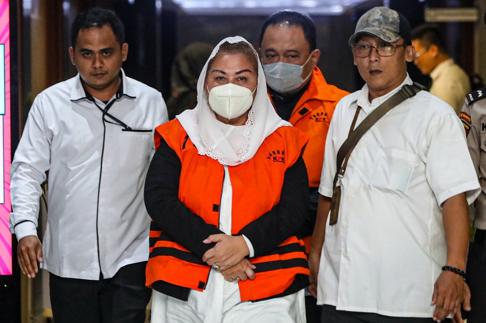 DITAHAN: Wali Kota Semarang, Hevearita Gunaryanti Rahayu  dan  suaminya, Alwin Basri mengenakan rompi orange ditahan KPK terhait dudgaan korupsi pengadaan barang dan pemotongan insentif pegawai Pemkot