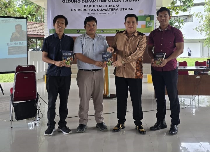 BUKU: Dr Darmawan Yusuf SH SE MPd MH CTLA Med (dua kanan) membagikan buku karya tulis hukum terkait ketenagakerjaan asing hasil karyanya bersama para dosen dan profesor dari Universitas Sumatera Utara