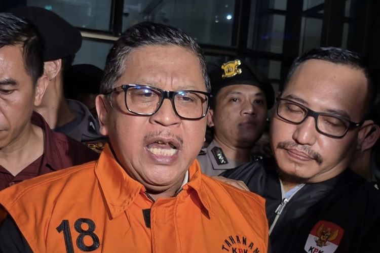 TAHAN: Sekjen PDIP, Hasto Kristiyanto saat ditahan oleh KPK.