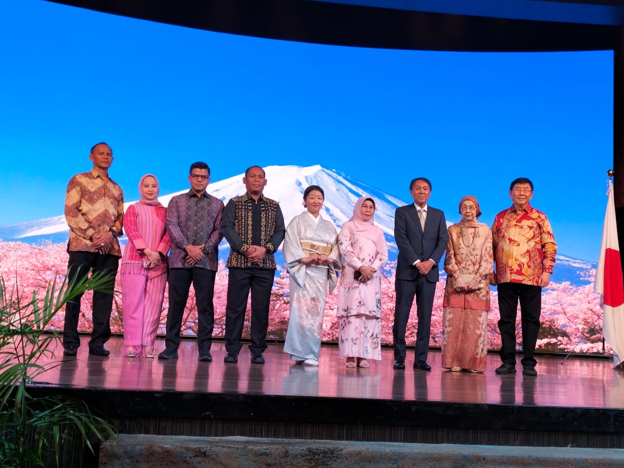 Konsul Jenderal Jepang di Medan, Dr Takonai Susumu foto bersama para undangan di acara perayaan ulang tahun Kaisar Jepang Naruhito yang genap berusia 65 tahun pada 23 Februari 2025.