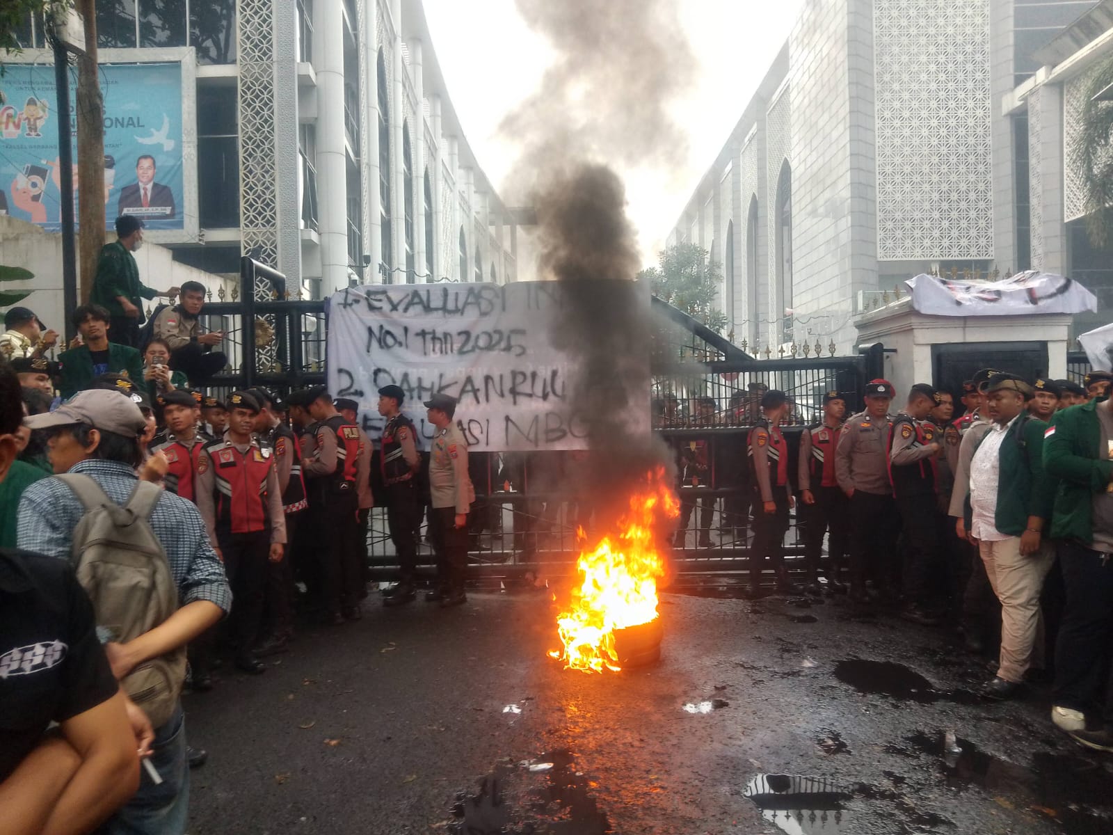 GERUDUK: Ratusan mahasiswa yang berasal dari dua Perguruan Tinggi Negeri (PTN) USU dan Unimed menggelar unjuk rasa bertajuk