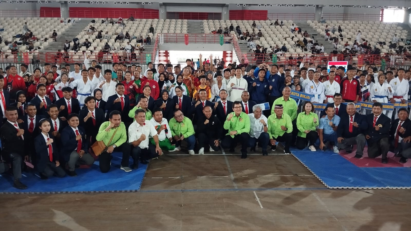 BERSAMA: Kadispora Sumut M Mahfullah Pratama Daulay SSTP MAP didampingu Ketua Umum FORKI Sumut, Tun DR H Rahmat Shah, dan Ketua Umum KONI Sumut John Ismadi Lubis bersama peserta dan juri.
