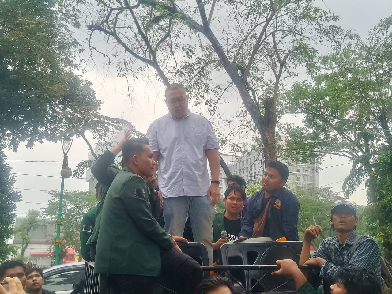 TERIMA: Anggota DPRD Sumut, Palacheta Subies Subianto saat menerima masa aksi di Depan Gedung DPRD Sumut. IKHSAN/SUMUT&nbsp;POS