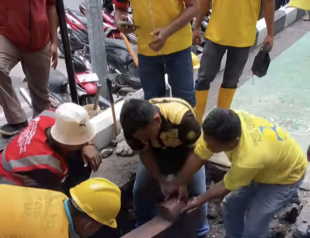 NORMALISASI: Petugas Dinas SDABMBK Medan saat melakukan Normalisasi Drainase di Jalan Jawa.  ISTIMEWA/SUMUT&nbsp;POS