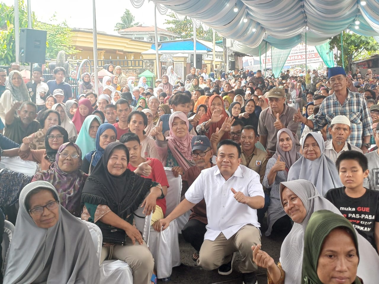 Wakil Ketua DPRD Kota Medan, H. Zulkarnaen bersama ribuan masyarakat yang hadir pada kegiatan Reses yang digelarnya di Jalan Pimpinan, Medan Perjuangan, Minggu.(Markus Pasaribu/Sumut Pos)