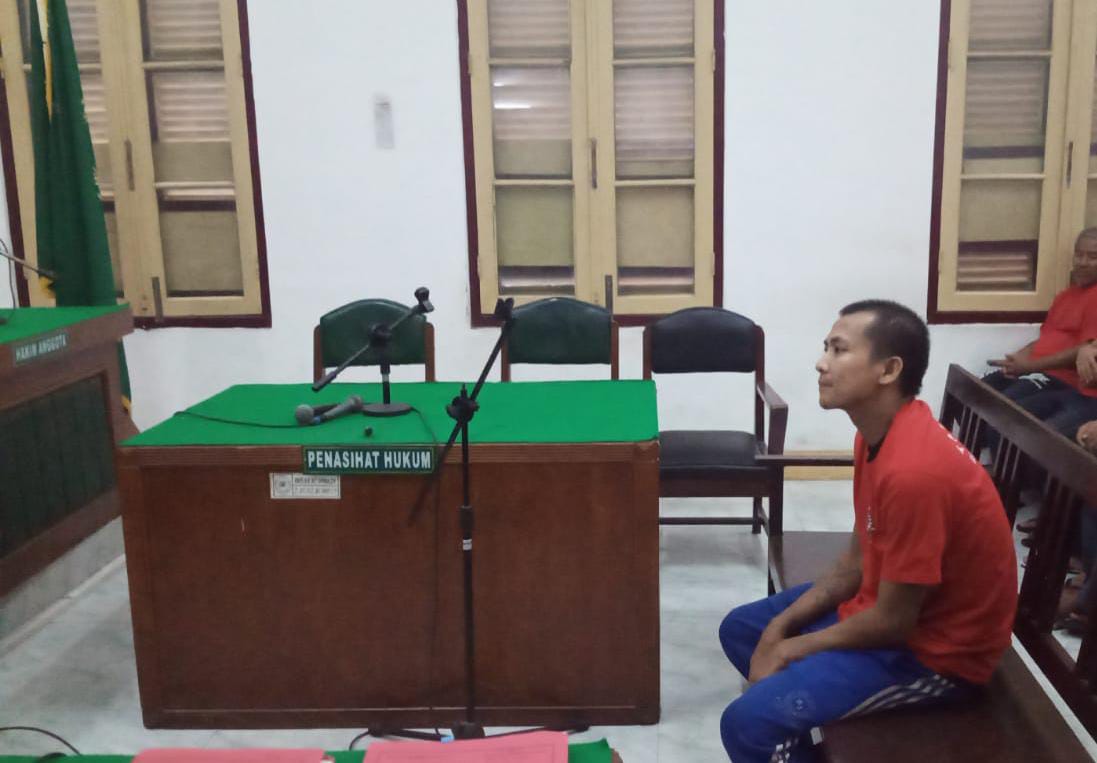 SIDANG: Wem Pratama terdakwa kasus pembunuhan, saat menjalani sidang di PN Medan beberapa waktu&nbsp;lalu.&nbsp;(Ist)
