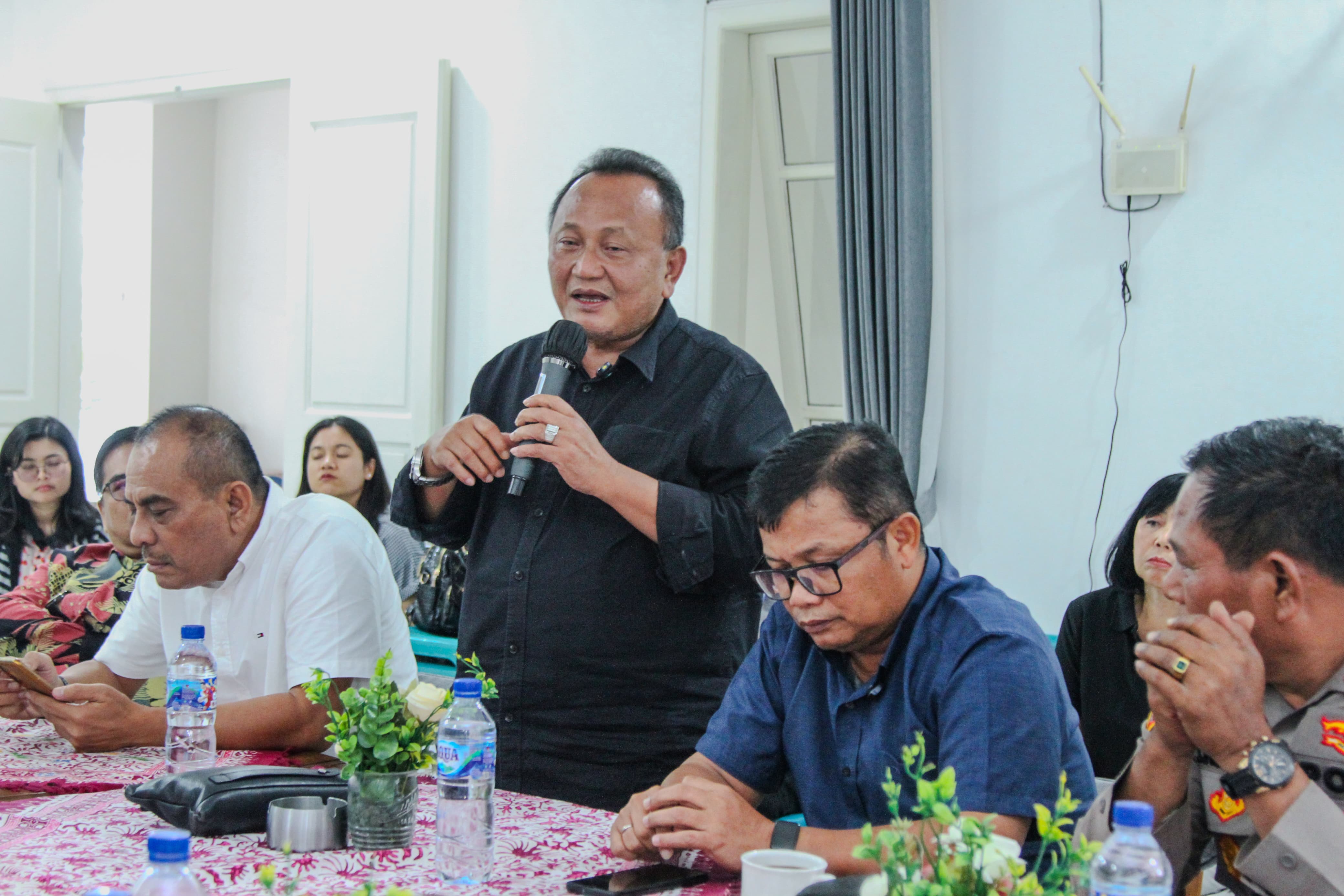 BICARA: Ketua DPC Gerindra Humbang Hasundutan (Humbahas),  Hendri Tumbur Simamora saat berbicara di dalam forum diskusi terkait Program MBG Sabtu (22/2/2025). (Dok: Gerindra Humbahas)