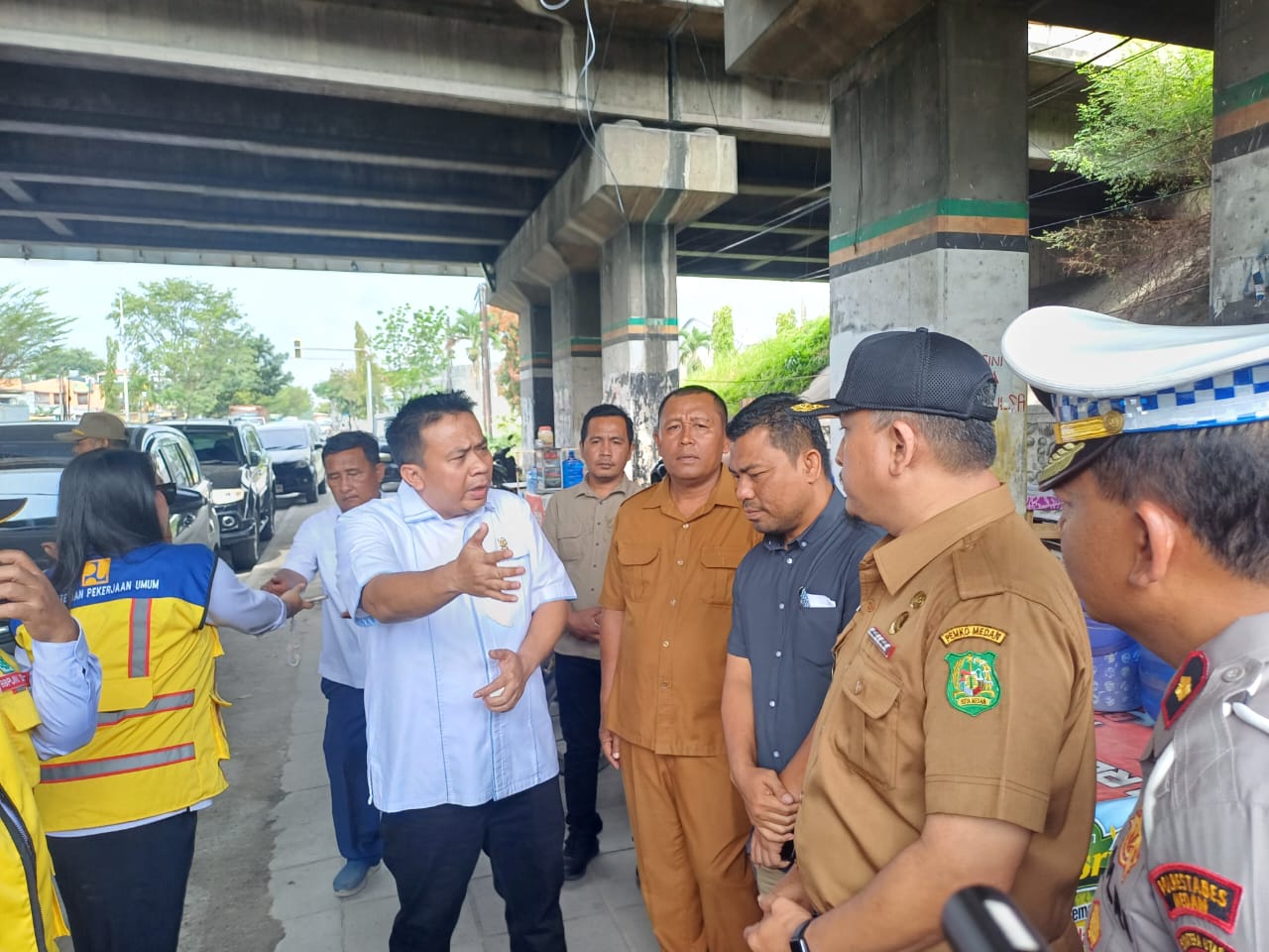 Wakil Ketua DPRD Kota Medan, Zulkarnaen SKM memimpin langsung peninjauan di depan Pintu Tol Bandar Selamat. (Markus Pasaribu/Sumut Pos)