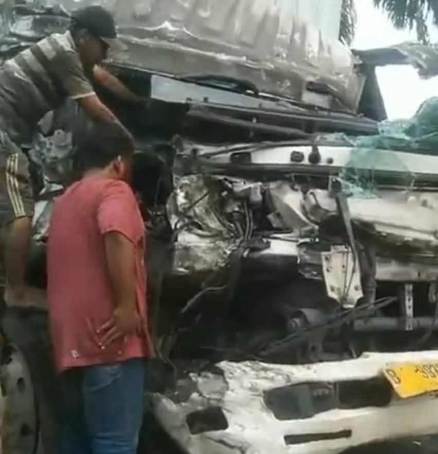 RINGSEK: Truk muatan logistik ringsek usai laga kambing dengan truk muatan sayur di Jalinsum Torgamba-Pekanbaru. (Khairuddin/Sumut&nbsp;Pos)