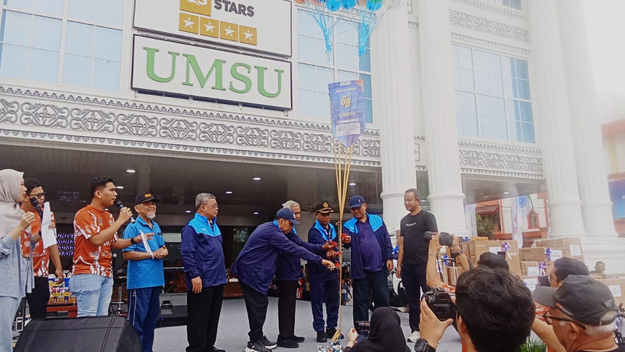 MILAD UMSU: Dari kiri Prof Dr Agussani MAP, Dr HM Busyro Muqoddas MHum, Prof Hasyimsyah Nasution MA dan Sugiat Santoso SE MSP melepas balon Run and Walk Milad ke-68 UMSU. (DEDDI MULIA PURBA/SUMUT&nbsp;POS)