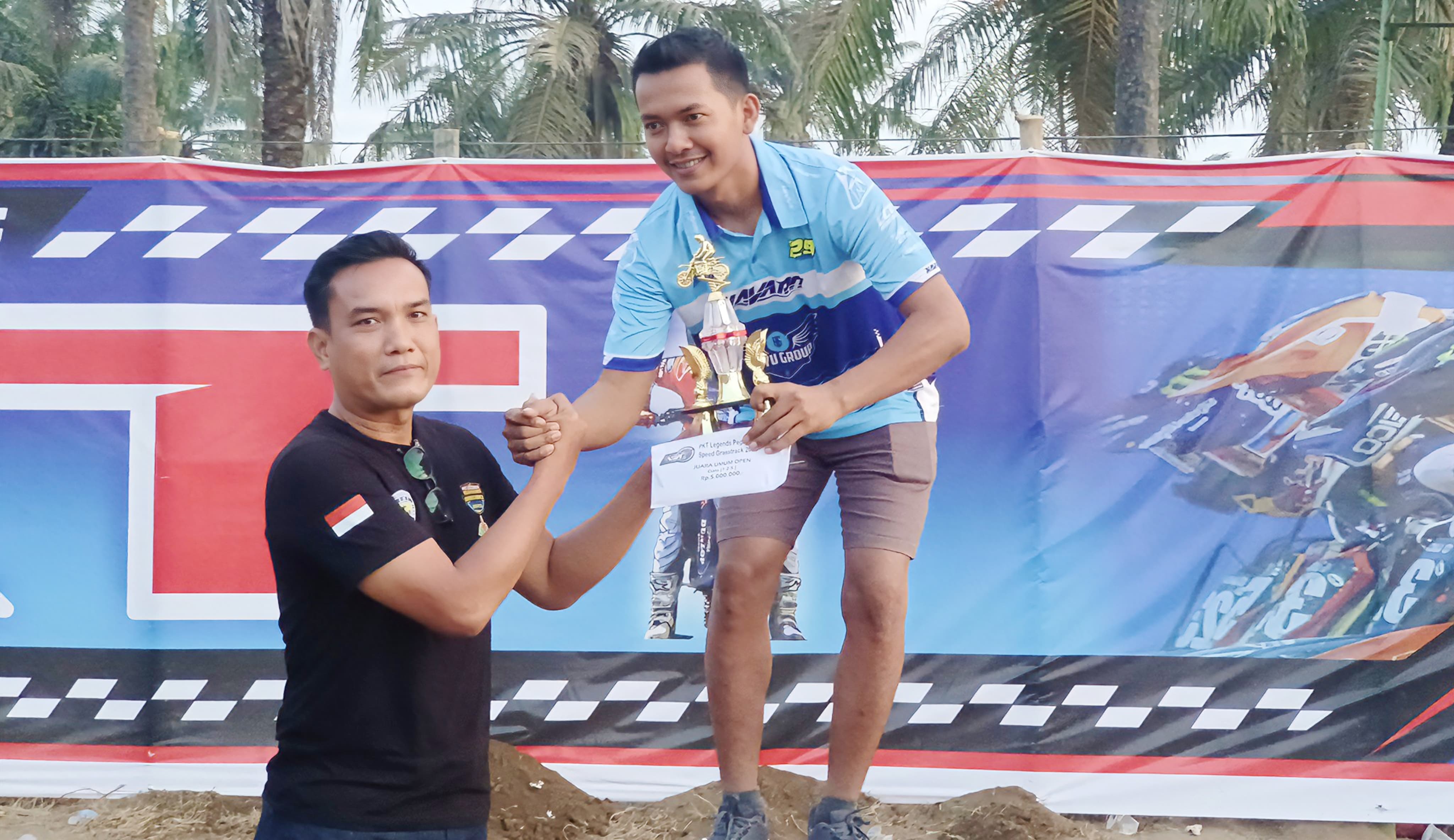 TERIMA: Pemenang PKT Legends Pegajahan Speed Grass Track 2025 saat menerima trofi. Sumut Pos/Dokumen&nbsp;Pribadi