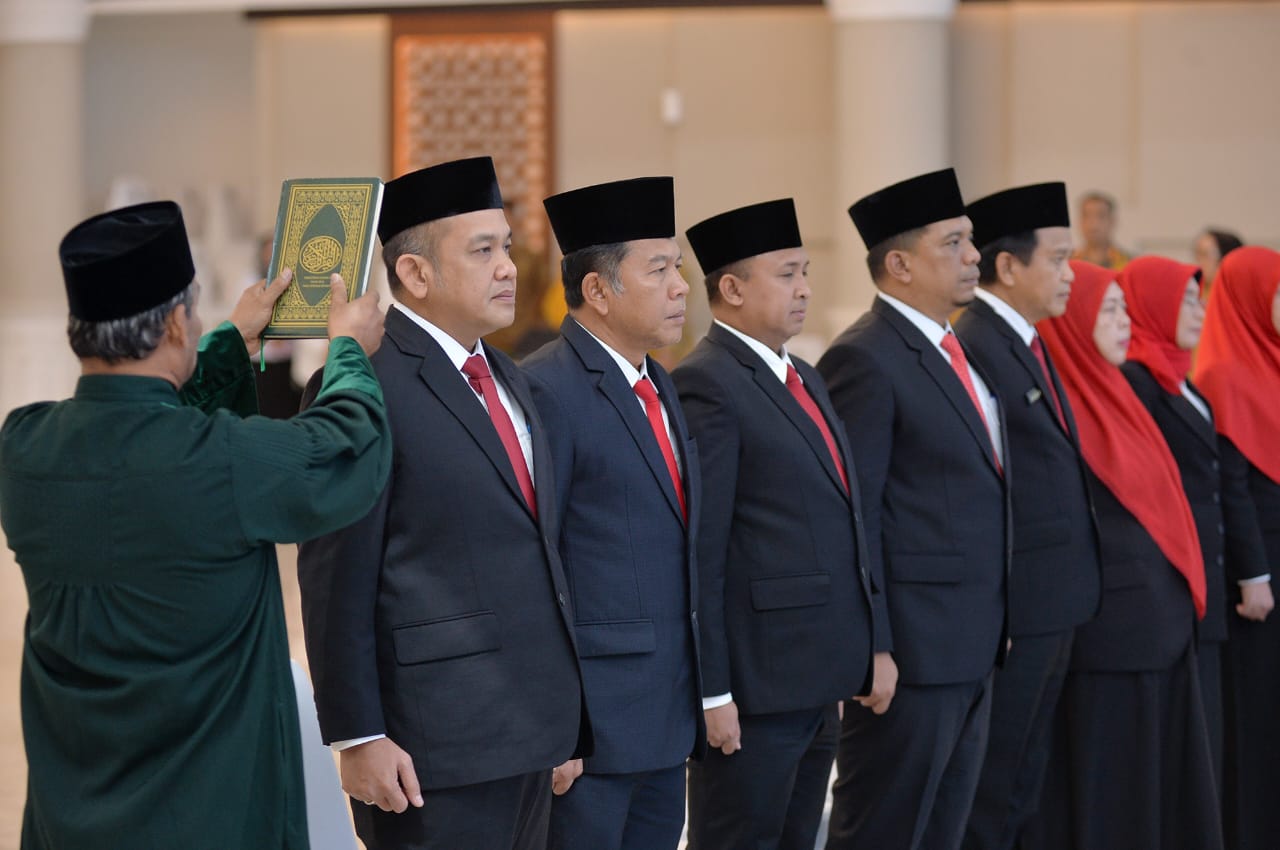 DILANTIK: Pemerintah Provinsi (Pemprov) Sumatera Utara melantik 12 pejabat Eselon II. Pengambilan sumpah pejabat tinggi pratama Pemrov Sumut dilakukan Wakil Gubernur Sumut, Surya.