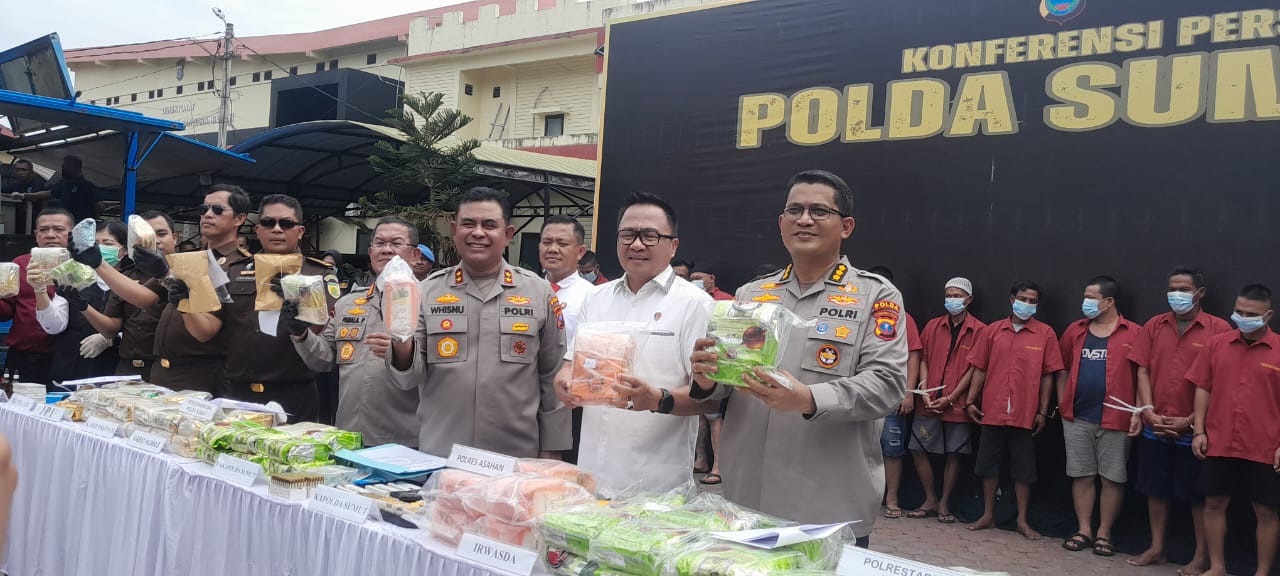 PAPARKAN: Kapolda Sumut, Irjen Pol Whisnu Hermawan Februanto bersama Diresnarkoba Polda Sumut, Kombes Pol Yemi Mandagi paparkan, dan lainnya, dalam di Pelataran Ditresnarkoba Polda Sumut, Senin (24/2)