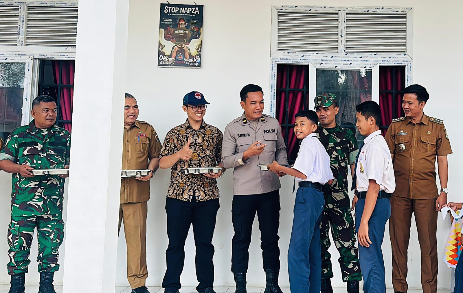 MBG: Para siswa mendapat makan bergizi gratis yang disediakan Pemkab Sergai di kecamatan Beringin dan Pantai Cermin. ISTIMEWA/SUMUT&nbsp;POS