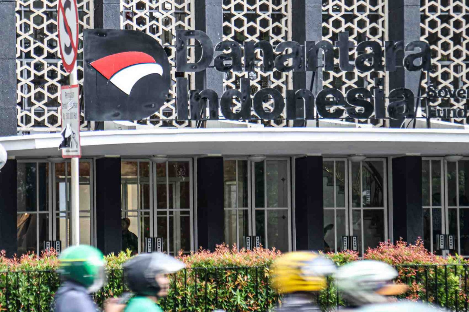 Suasana di depan gedung Danantara di Cikini, jakarta, Senin (24/2/2025). foto: HANUNG HUMBARA/JAWA&nbsp;POS