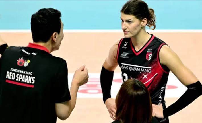 INSTRUKSI: Pelatih Red Spark, Koo He-jin saat memberikan instruksikan pemain Vanja Bukilic. (KOVO).