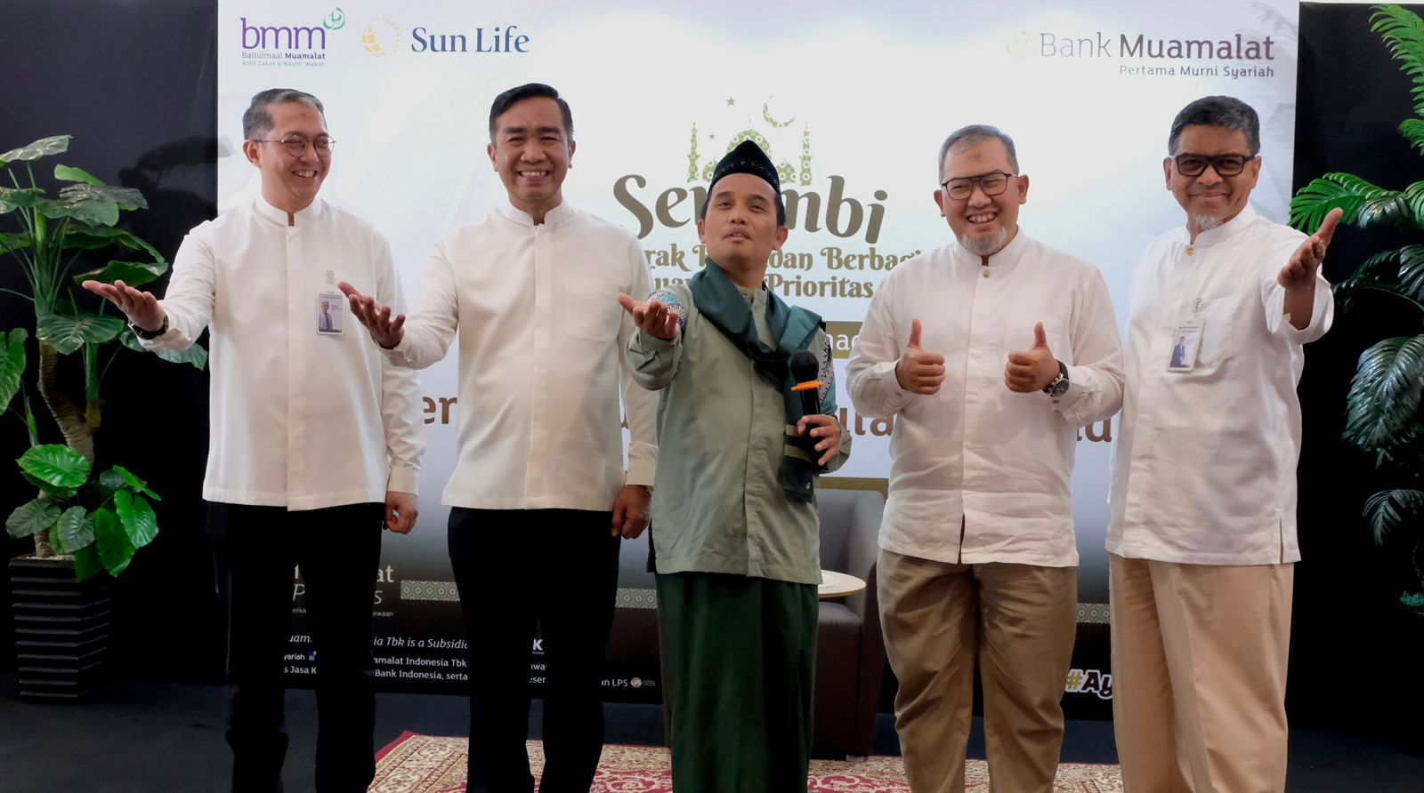 BERSAMA: Ustadz Maulana (tengah) bersama Board of Management Bank Muamalat. (Dok: Bank Muamalat)
