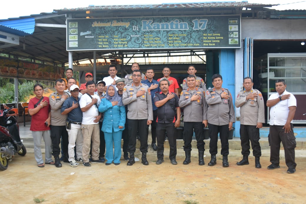 BERSAMA: Kapolres Labusel AKBP Arifin Fachreza dan para PJU diabadikan bersama awak media Polres Labusel. KHAIRUDDIN/SUMUT&nbsp;POS
