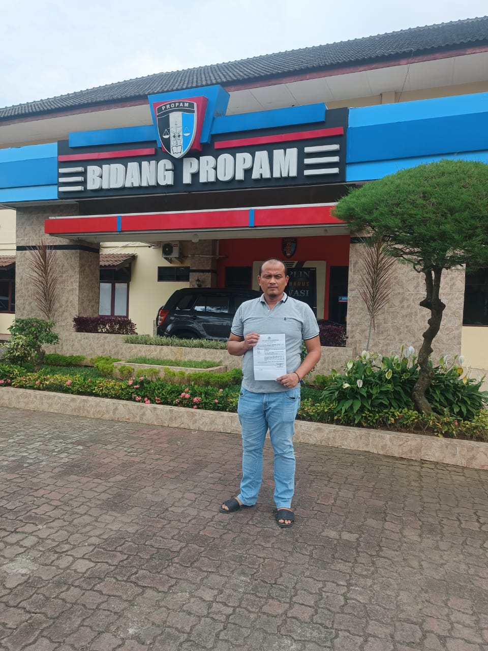 MELAPOR: Korban penggelapan mobil rental menunjukkan bukti laporan di Bidpropam Polda Sumut, Senin (24/2). Sumut Pos/Dokumen&nbsp;Pribadi