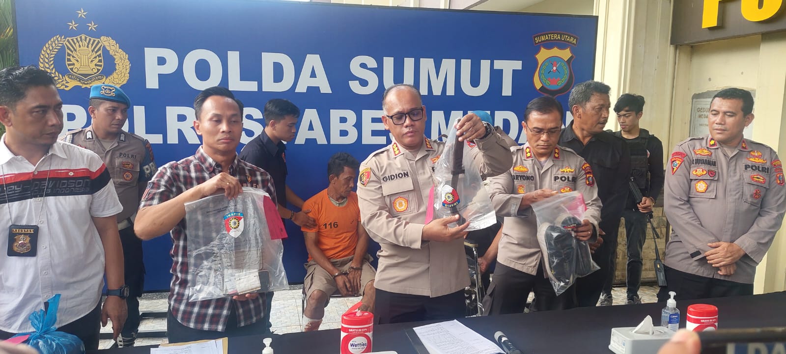 PAPARKAN: Kapolrestabes Medan, Kombes Pol Gidion Arif Setyawan didampingi Wakopolrestabes dan Kasatresrim memaparkan kasus pembunuhan driver taksi online, Selasa (25/2/2025). AGUSMAN/SUMUT&nbsp;POS