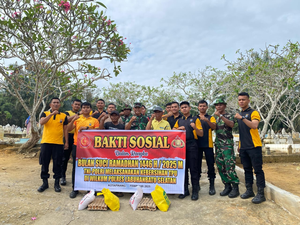 BAKTI SOSIAL: Jajaran Polres Labusel dan TNI bakti sosial dengan membersihkan TPU. KHAIRUDDIN/SUMUT&nbsp;POS