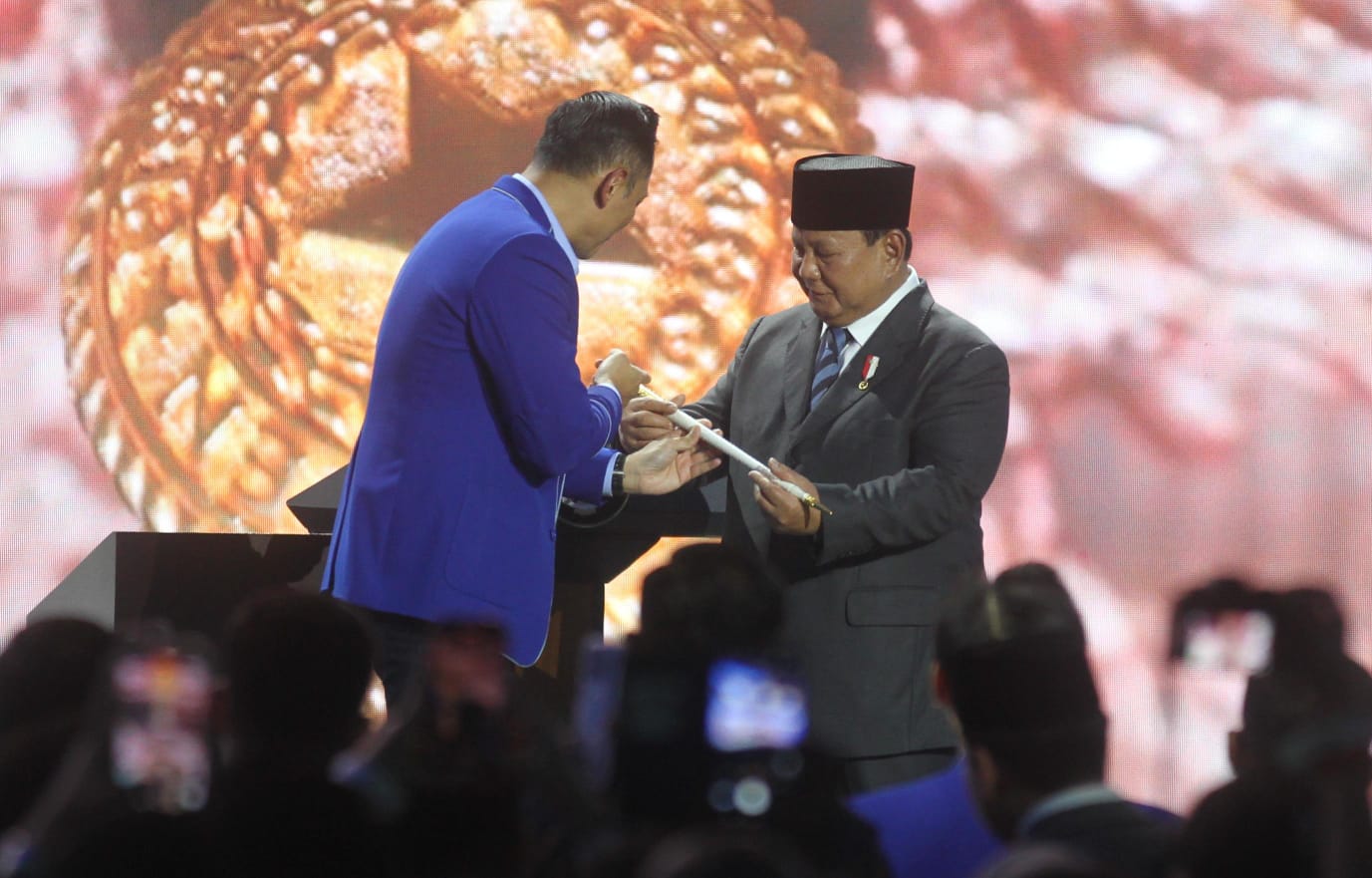 BERSAMA: Presiden Prabowo bersama Ketum Demokrat AHY di Kongres ke VI Demokrat di Jakarta, Selasa (25/2/2025). (Dok: youtube Demokrat)