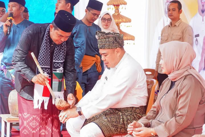 MANDI BELIMAU: Wakil Bupati Batubara Syafrizal dan Wakil Ketua Bidang 1 TP PKK Ny. Leli dimandikan belimau oleh   Ketua PD Al- Washliyah Ustadz Batubara Al Asari dan Ketua MUI Batubara Ustadz Hidayat