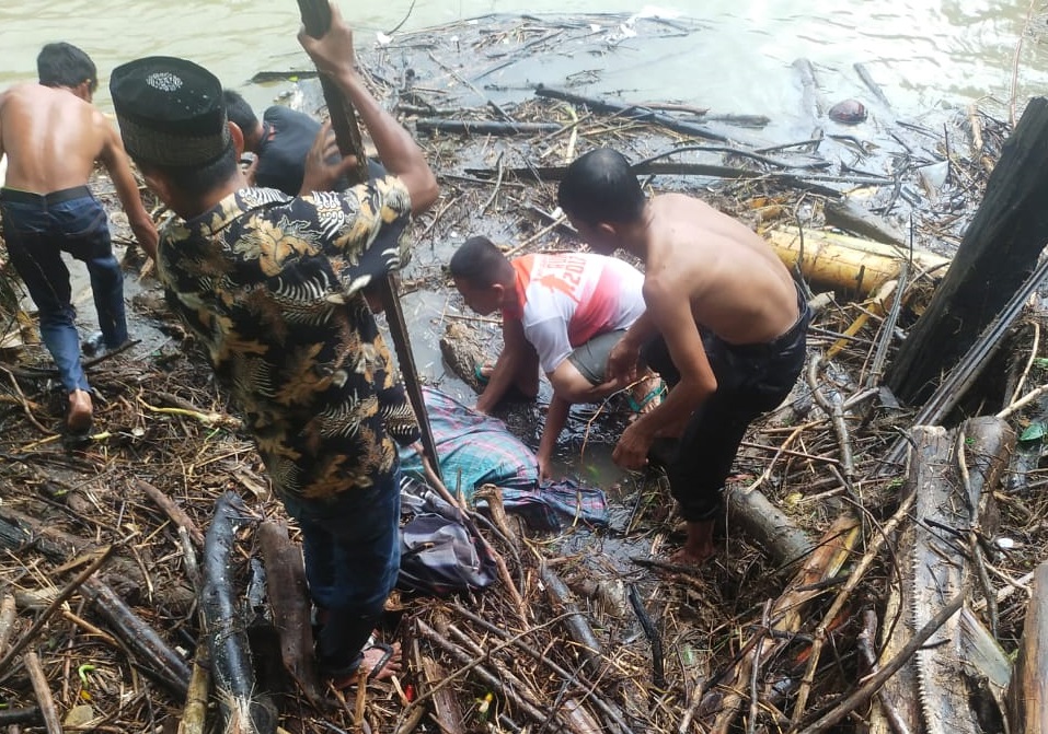 EVAKUASI:  Warga saat melakukan evakuasi jasad santriwati yang ditemukan di Sungai Sei Kanan, Labusel, Selasa (25/2/2025). KHAIRUDDIN/SUMUT&nbsp;POS