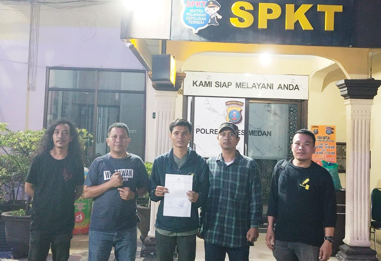 DAMPINGI: KKJ Sumut mendampingi Deddy Irawan membuat pengaduan ke Polrestabes Medan, Selasa (25/2/2025) malam. AGUSMAN/SUMUT&nbsp;POS