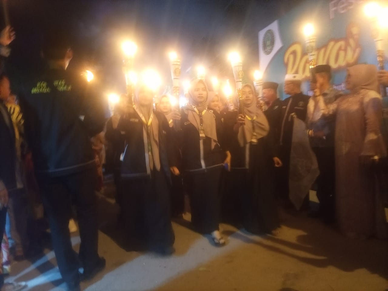 PAWAI OBOR: Para muda-mudi Tanjug Beringin saat pawai obor dalam rangka menyambut Bulan Suci Ramadan. ( FADLY/SUMUT&nbsp;POS&nbsp;)