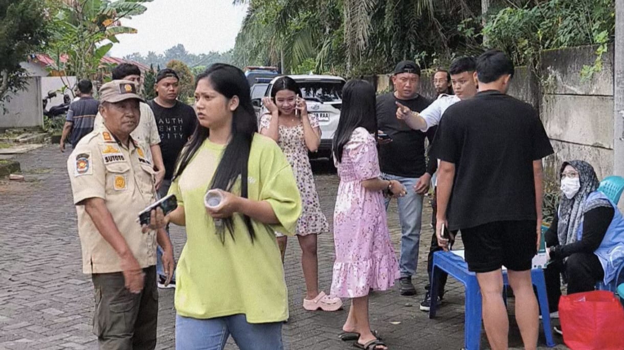 TERJARING: Wanita muda yang terjaring di kos-kosan untuk dilakukan&nbsp;tes&nbsp;urin.(Teddy Akbari/Sumut Pos)
