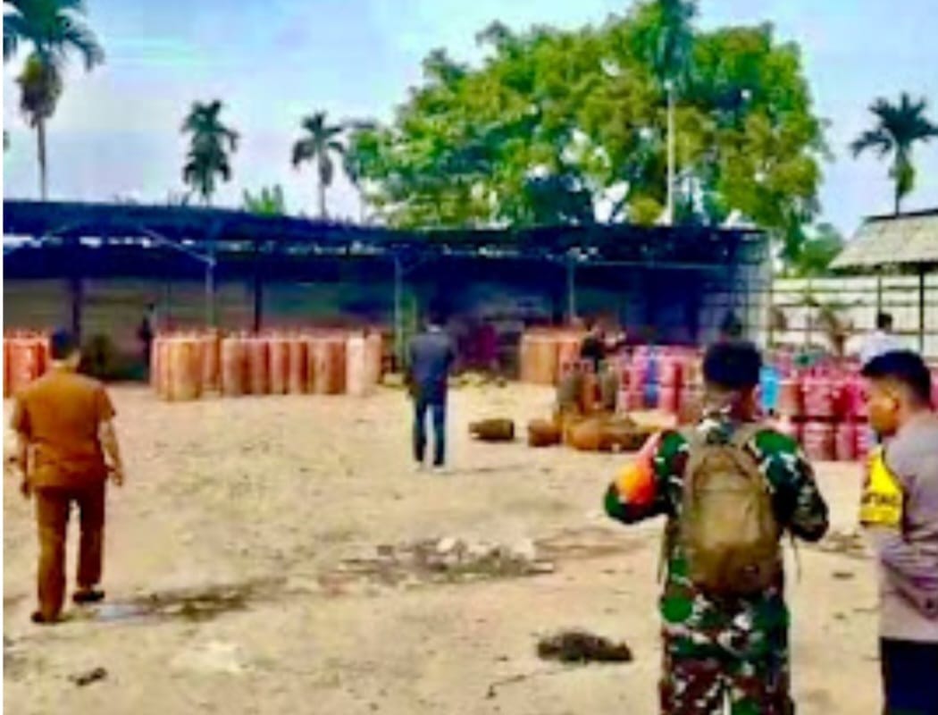 GUDANG ILEGAL: Tim Gabungan saat menggerebek&nbsp;gudang gas ilegal, di Jalan Jala IV, Lk.3, Pasar V, Kelurahan Rengas Pulau, Medan Marelan. Sumut Pos/Dokumen&nbsp;Pribadi