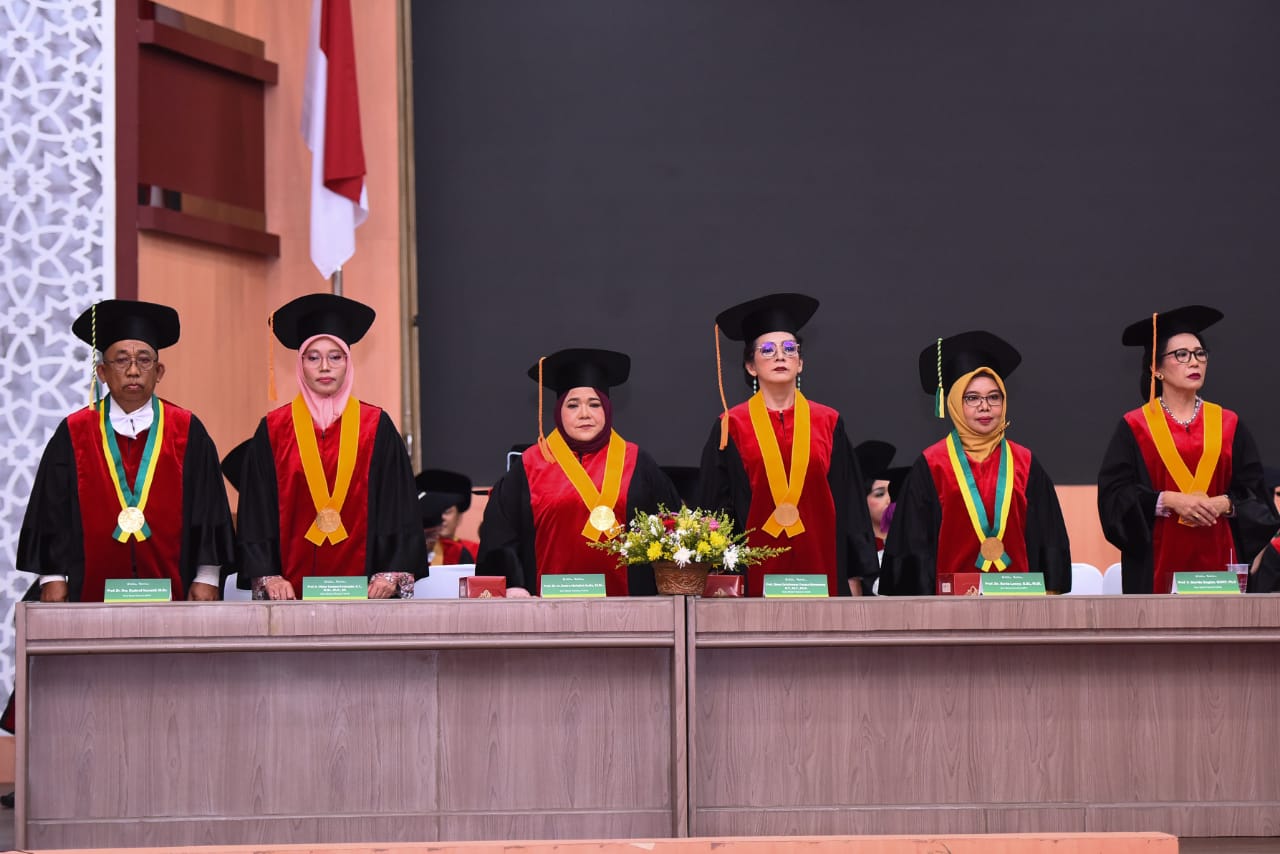DIKUKUHKAN: Sebanyak enam guru besar tetap Universitas Sumatera Utara (USU) kembali dikukuhkan dalam Upacara Pengukuhan Guru Besar di Gelanggang Mahasiswa USU, Selasa (25/2). (Dokumen Humas USU)