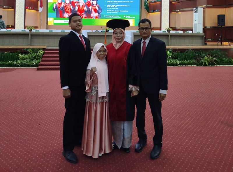 DIABADIKAN: Prof Ir. Hilma Tamiami Fachrudin, ST, M. Sc, Ph. D, GP  diabadikan bersama suami dan anak-anaknya usai dikukuhkan sebagai guru besar di USU. istimewa/sumut&nbsp;pos