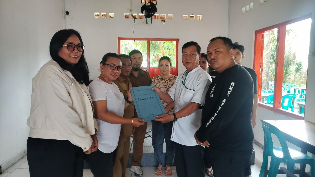 SERAHKAN: Wakabid Organisasi KONI Kota Medan Joni Rakasiwi menyerahkan berkas Musorcam kepada Koordinator KONI Kecamatan Medan Baru Desy Oktavia Siahaan.&nbsp;(dok&nbsp;pribadi)