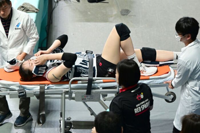CEDERA: Pemain Red Spark, Park Eun-jin saat cedera dibawa keluar lapangan. (Dok: KOVO).