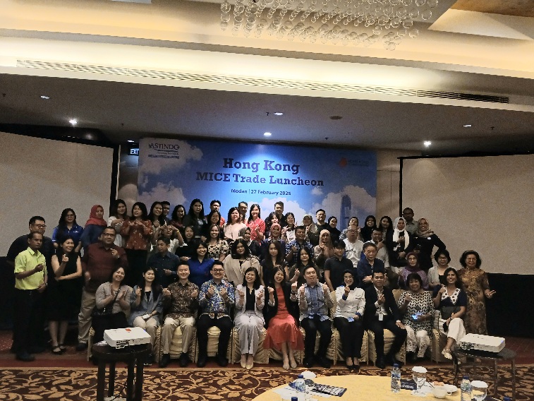BERSAMA: Ketua Astindo Sumut, Wilson Halim berfoto bersama saat Hong Kong MICE Trade Luncheon, di Medan (27/2/2025). (Dok: Juli Rambe/sumutpos.co)