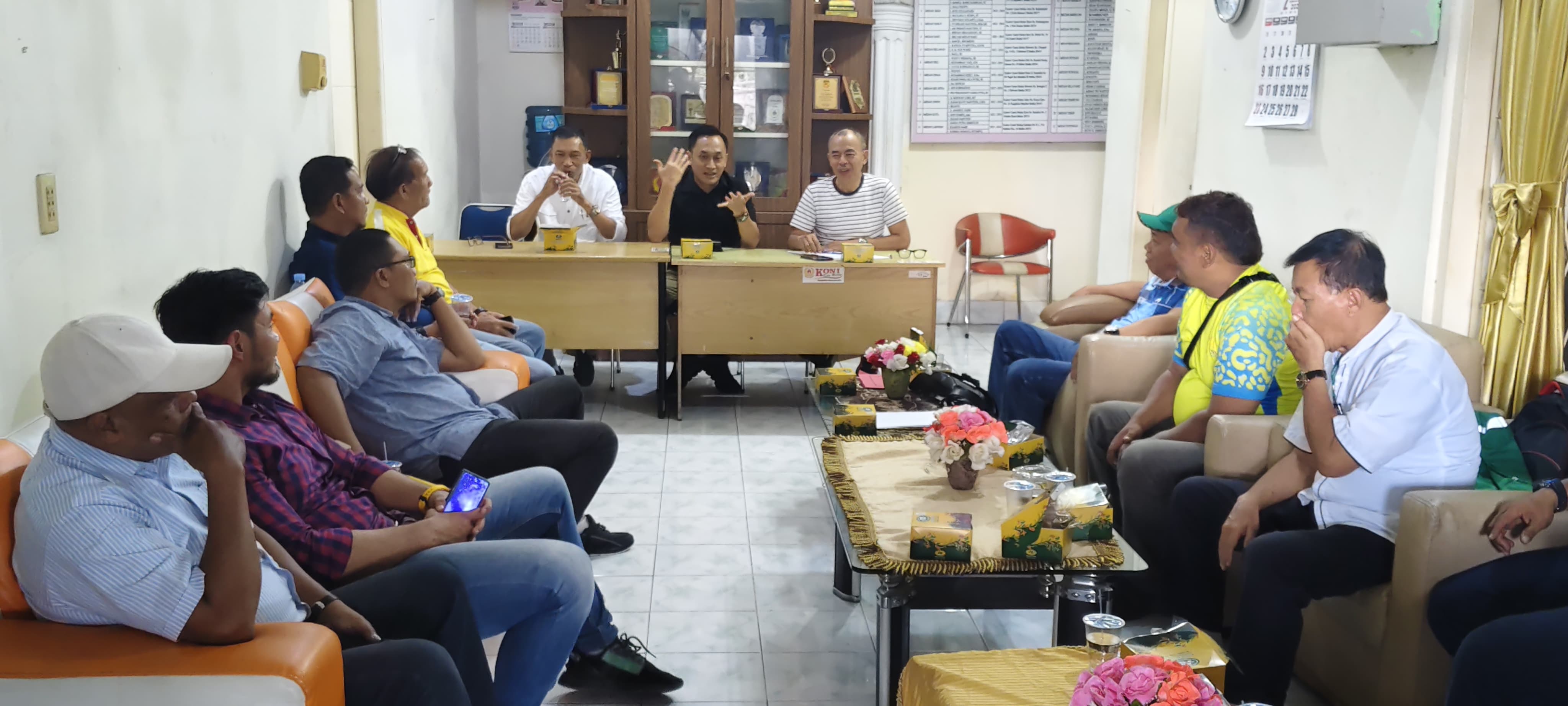 RAPAT: Ketua Umum KONI Medan Aswindy Fachrizal SE memimpin rapat evaluasi Musorcam di Kantor KONI Medan, kemarin. (Dok&nbsp;KONI&nbsp;Medan)