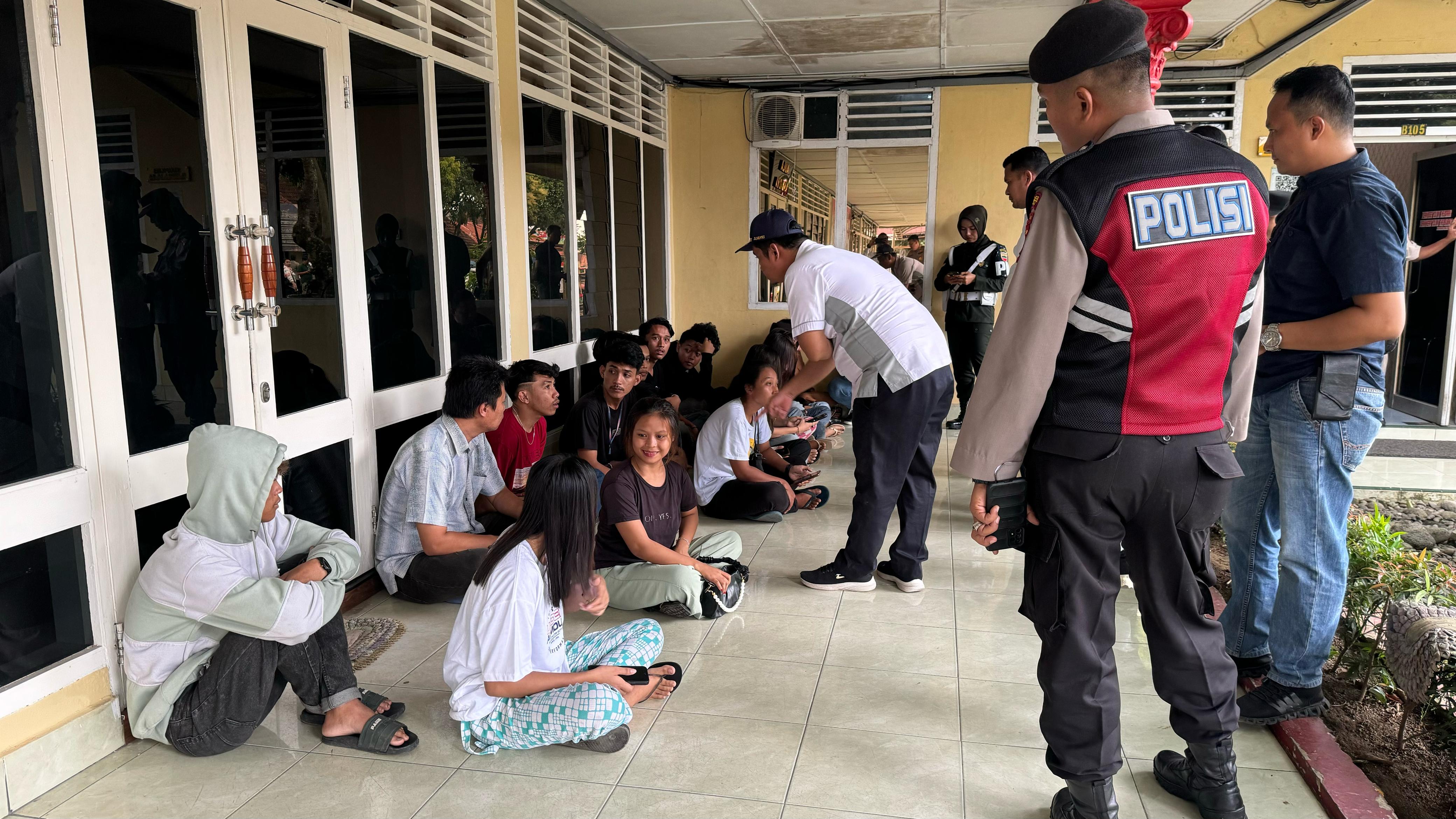 RAZIA: Hasil razia pekat jelang Ramadan saat akan dilakukan&nbsp;pemeriksaan.(Humas Polres Binjai/Sumut Pos)