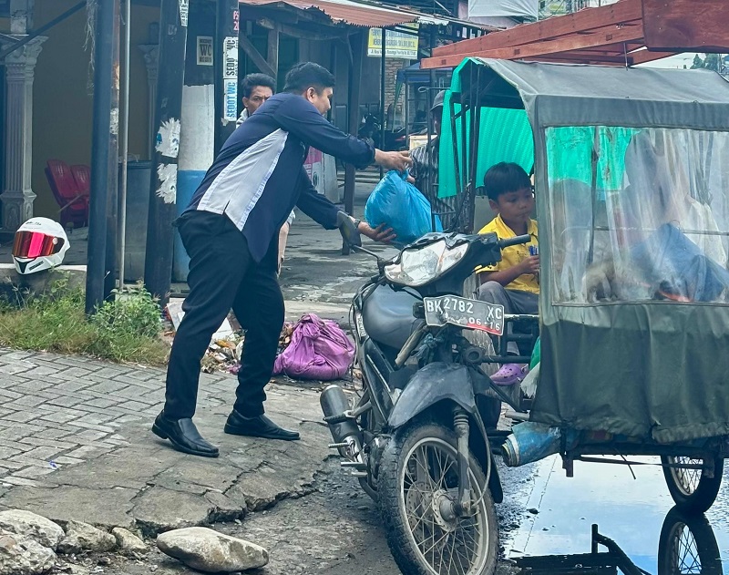 Tim Corporate Secretary Bank Mestika saat membagikan sembako kepada masyarakat.